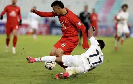 تراکتور در بازی جنجالی مقابل ملوان شانس صعود به صدر جدول را از دست داد