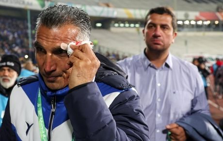 رفتار زشت هواداران در دربی ۱۰۲ / هاشمی‌نسب با سر خونین رفت