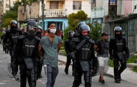 در پی تظاهرات اخیر: صدها روزنامه‌نگار و فعال مدنی در کوبا دستگیر شدند