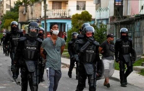 در پی تظاهرات اخیر: صدها روزنامه‌نگار و فعال مدنی در کوبا دستگیر شدند