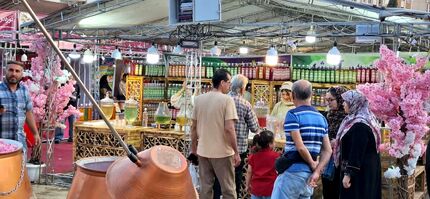 آغاز جشنواره سوغات اقوام با عطر گلاب در کرج