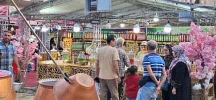 آغاز جشنواره سوغات اقوام با عطر گلاب در کرج