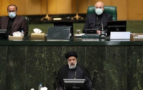 رئیسی: همه نسبت به سفره مردم مسئولیت دارند/دولت به ظرفیت بانوان توجه کرده و می کند