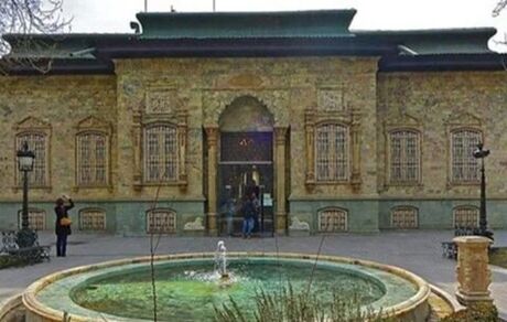 در حملات دشمن، کاخ سعدآباد خسارت دید