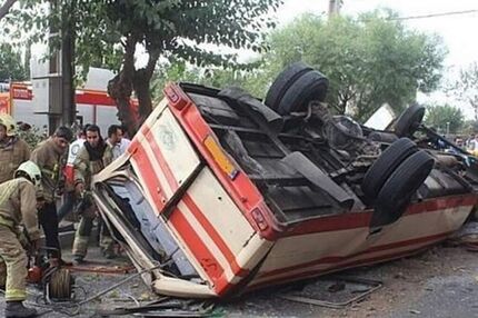 مصدومیت ۱۳ نفر در واژگونی سرویس مدرسه استثنایی