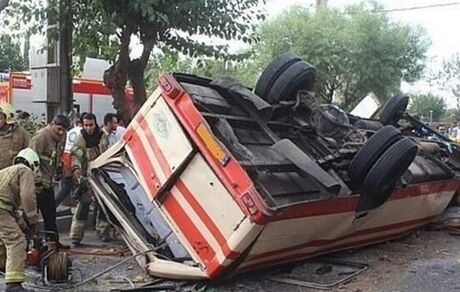مصدومیت ۱۳ نفر در واژگونی سرویس مدرسه استثنایی