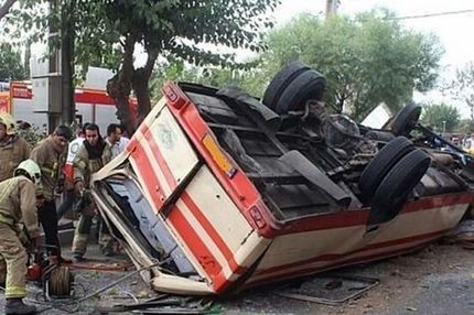 مصدومیت ۱۳ نفر در واژگونی سرویس مدرسه استثنایی