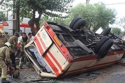 مصدومیت ۱۳ نفر در واژگونی سرویس مدرسه استثنایی