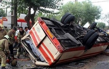 مصدومیت ۱۳ نفر در واژگونی سرویس مدرسه استثنایی