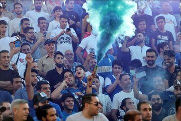 هواداران استقلال، مدیرعامل جدید را شعارباران کردند