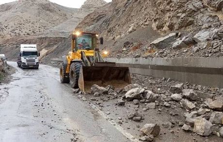 ریزش کوه در خانمیرزا حادثه آفرید