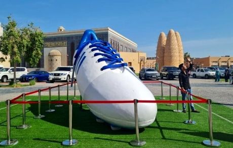 بزرگترین کفش فوتبال در جام جهانی قطر رونمایی شد