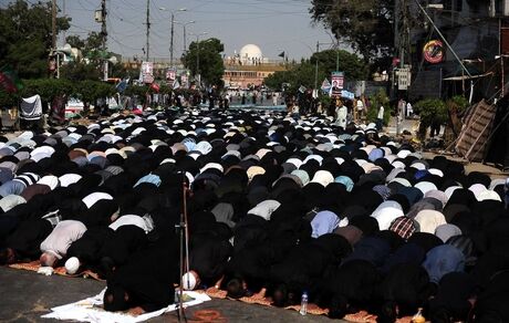 اقامه آیین معنوی نماز جماعت ظهر عاشورا در سراسر کشور