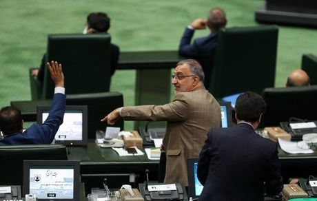 انتقاد تند زاکانی از تایید اعتبارنامه تاجگردون: کمیسیون تحقیق رفوزه شد /تاجگردون شبیه اکبر طبری است