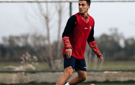 تراکتور از ذوب آهن بازیکن خرید