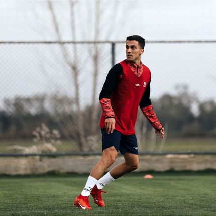 تراکتور از ذوب آهن بازیکن خرید