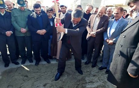 کلنگ سامانه فاضلاب تکاب به زمین زده شد