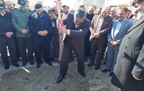 کلنگ سامانه فاضلاب تکاب به زمین زده شد