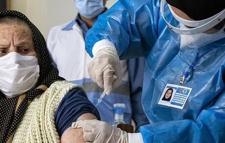سالمندانی که واکسن زده‌اند، همچنان ماسک بزنند