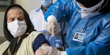 سالمندانی که واکسن زده‌اند، همچنان ماسک بزنند