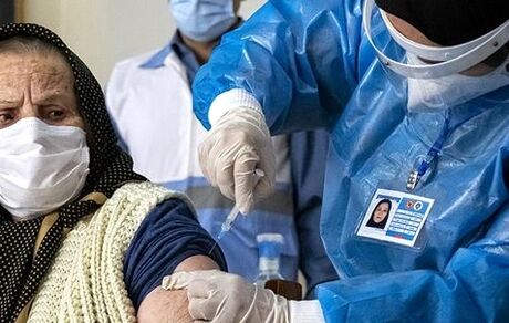 سالمندانی که واکسن زده‌اند، همچنان ماسک بزنند