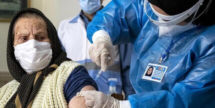 سالمندانی که واکسن زده‌اند، همچنان ماسک بزنند