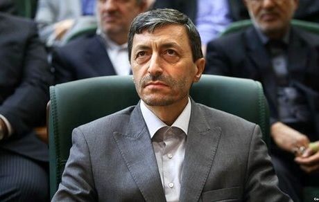 عباس عبدی: حرف‌های فتاح خنده دار بود/ کجای اینکه زمین در اختیار نیروهای مسلح باشد فساد است؟