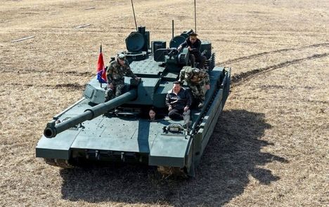 رزمایش کره شمالی با حضور رهبر این کشور و دختر بر روی تانک