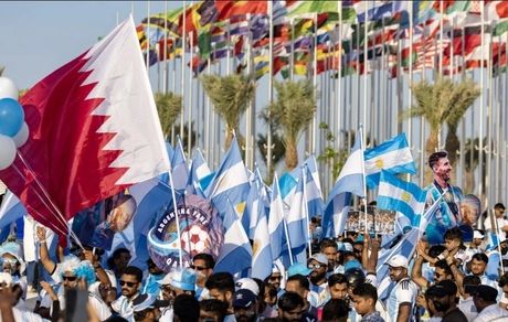 هزاران کارگر خارجی در قطر در آستانه جام جهانی ۲۰۲۲ راهپیمایی برگزار کردند