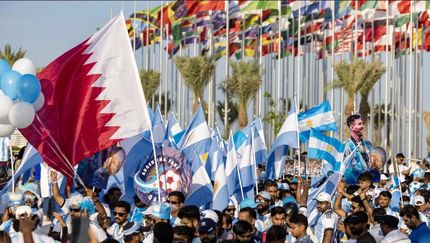 هزاران کارگر خارجی در قطر در آستانه جام جهانی ۲۰۲۲ راهپیمایی برگزار کردند