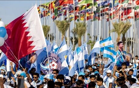 هزاران کارگر خارجی در قطر در آستانه جام جهانی ۲۰۲۲ راهپیمایی برگزار کردند
