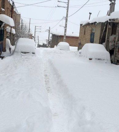 در پی بارش شدید، مدفون شدن خودروها در کامیاران