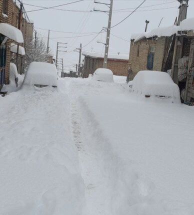 در پی بارش شدید، مدفون شدن خودروها در کامیاران