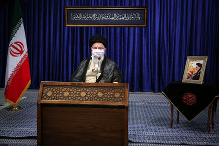 رهبر انقلاب: گذشت زمان نخواهد توانست یاد ارجمند شهیدان عزیز را از خاطر ملت ایران بزداید