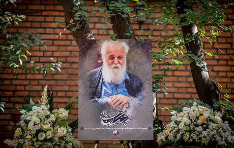 پیکر هوشنگ ابتهاج وارد ایران شد