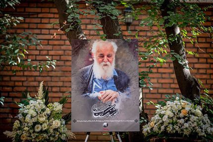 پیکر هوشنگ ابتهاج وارد ایران شد
