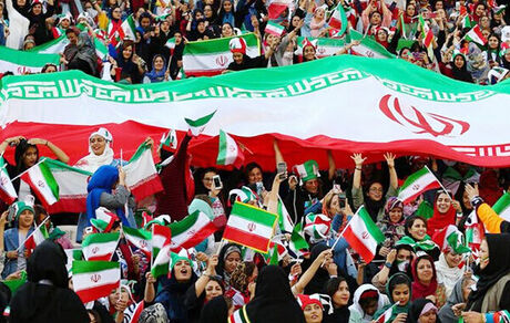 زنان در بازی ایران با عراق به ورزشگاه آزادی می آیند
