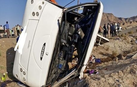 بی‌توجهی به قوانین و نقص فنی / واژگونی اتوبوس کرمان-مشهد جان ۱۴ نفر را گرفت