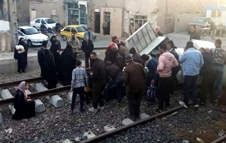 قطار تهران مشهد در ورامین از ریل خارج شد / دلیل: برخورد با یک دستگاه وانت