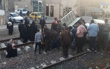 قطار تهران مشهد در ورامین از ریل خارج شد / دلیل: برخورد با یک دستگاه وانت