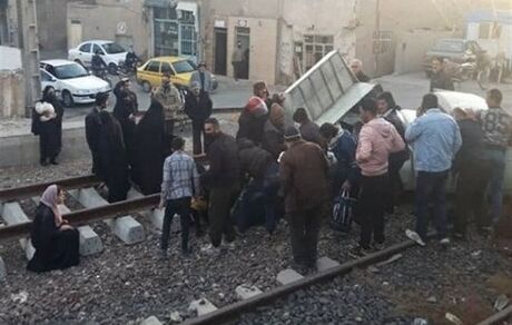قطار تهران مشهد در ورامین از ریل خارج شد / دلیل: برخورد با یک دستگاه وانت