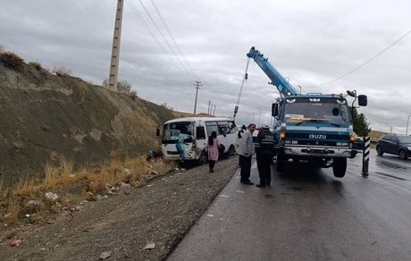 واژگونی مینی‌بوس در محور تهران دماوند، ۱۳ مصدوم به همراه داشت