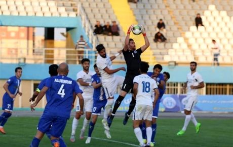 یک بازی لیگ برتر فوتبال بدلیل بارش برف به تعویق افتاد / ناظر: تکذیب می‌کنم