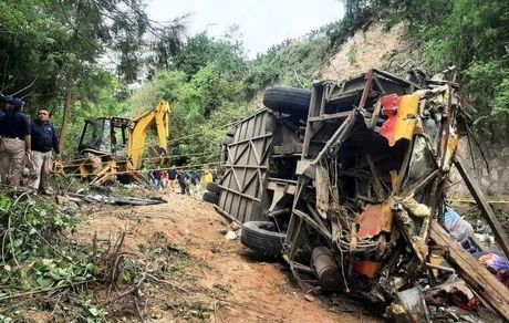 ۴۸ کشته و زخمی در سقوط اتوبوس به دره در مکزیک
