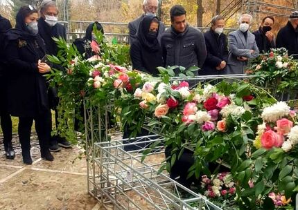 عکس| حضور خانواده محمدرضا شجریان بر سر مزار پدر