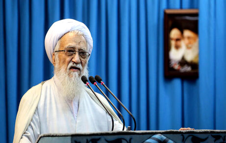 آیت‌الله موحدی کرمانی در نماز جمعه تهران:  قیمت بنزین با حساب و برنامه واقعی شود نه مثل آن آقایی که گفت شب خوابیدم و صبح بیدار شدم و دیدم قیمت بنزین گران شده است
