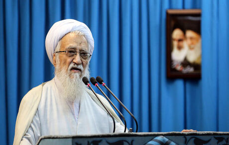 آیت‌الله موحدی کرمانی در نماز جمعه تهران:  قیمت بنزین با حساب و برنامه واقعی شود نه مثل آن آقایی که گفت شب خوابیدم و صبح بیدار شدم و دیدم قیمت بنزین گران شده است
