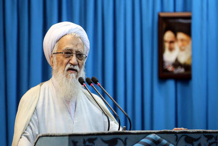 آیت‌الله موحدی کرمانی در نماز جمعه تهران:  قیمت بنزین با حساب و برنامه واقعی شود نه مثل آن آقایی که گفت شب خوابیدم و صبح بیدار شدم و دیدم قیمت بنزین گران شده است