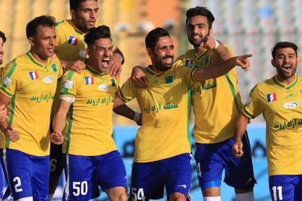 سپاهان به پرسپولیس نزدیک شد / صنعت نفت از قعر جدول فاصله گرفت