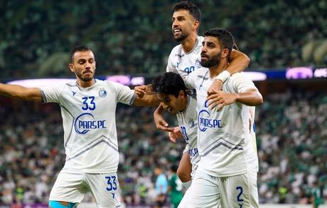 تساوی ارزشمند استقلال ده نفره مقابل الاهلی صدر جدولی در جده / داور با آبی‌ها لج بود